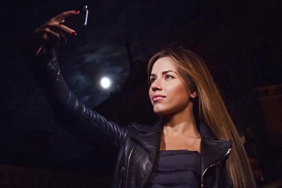 Discover The Powerful New iblazr Flash For iPhone Photography