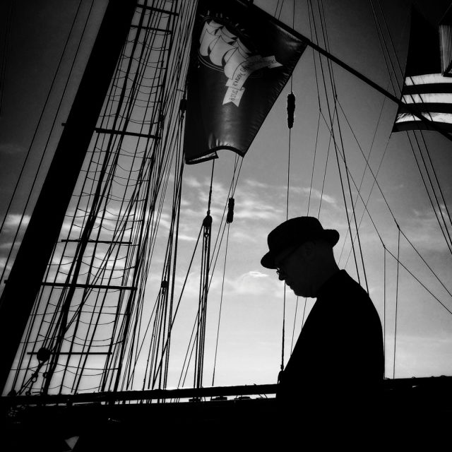 8 Tips For Stunning Black And White Silhouette Photography On iPhone