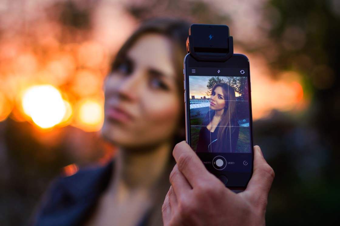 Discover The Powerful New iblazr Flash For iPhone Photography