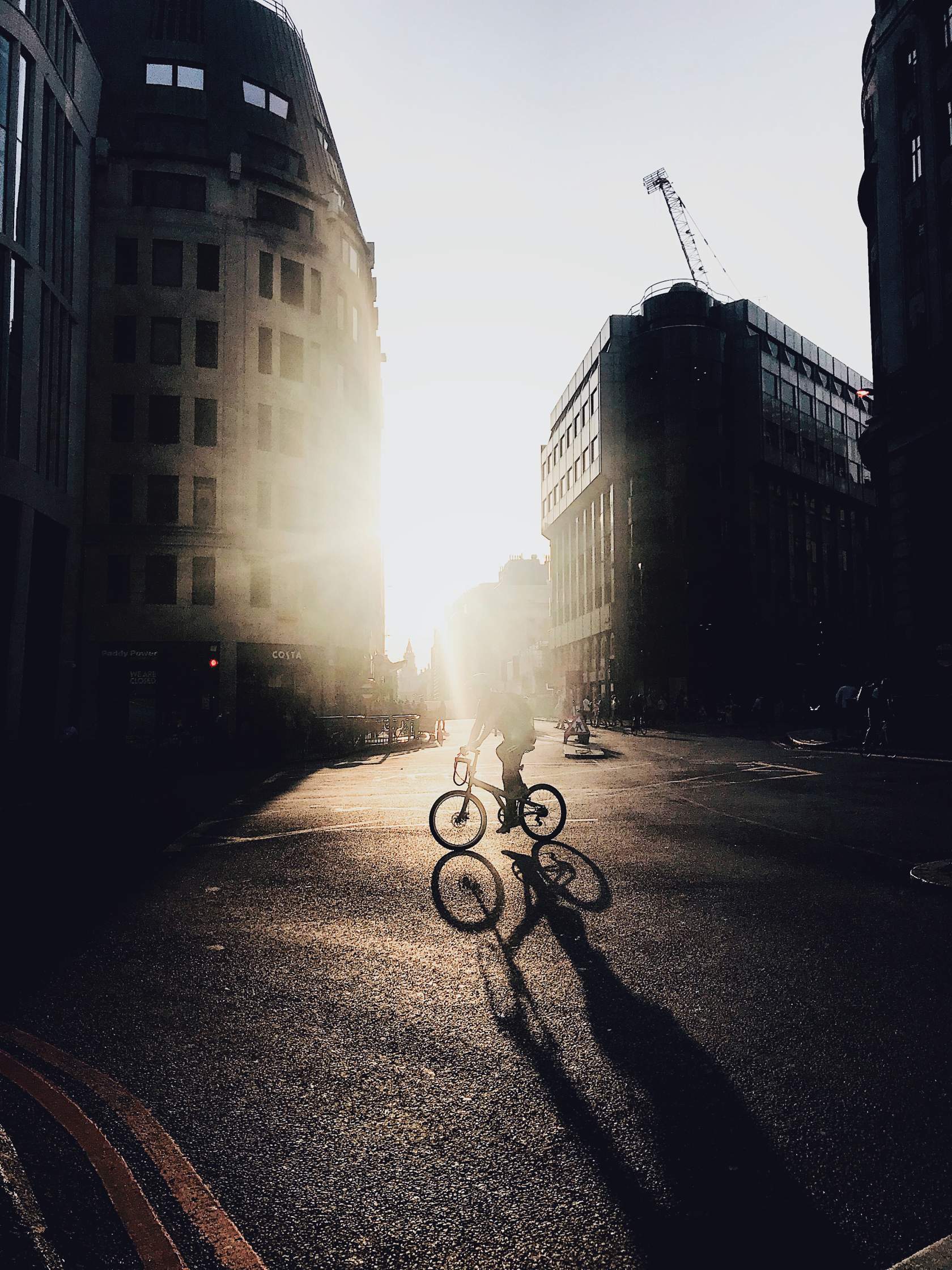 9 Tips For Capturing Incredible Shadows In Your iPhone Street Photos