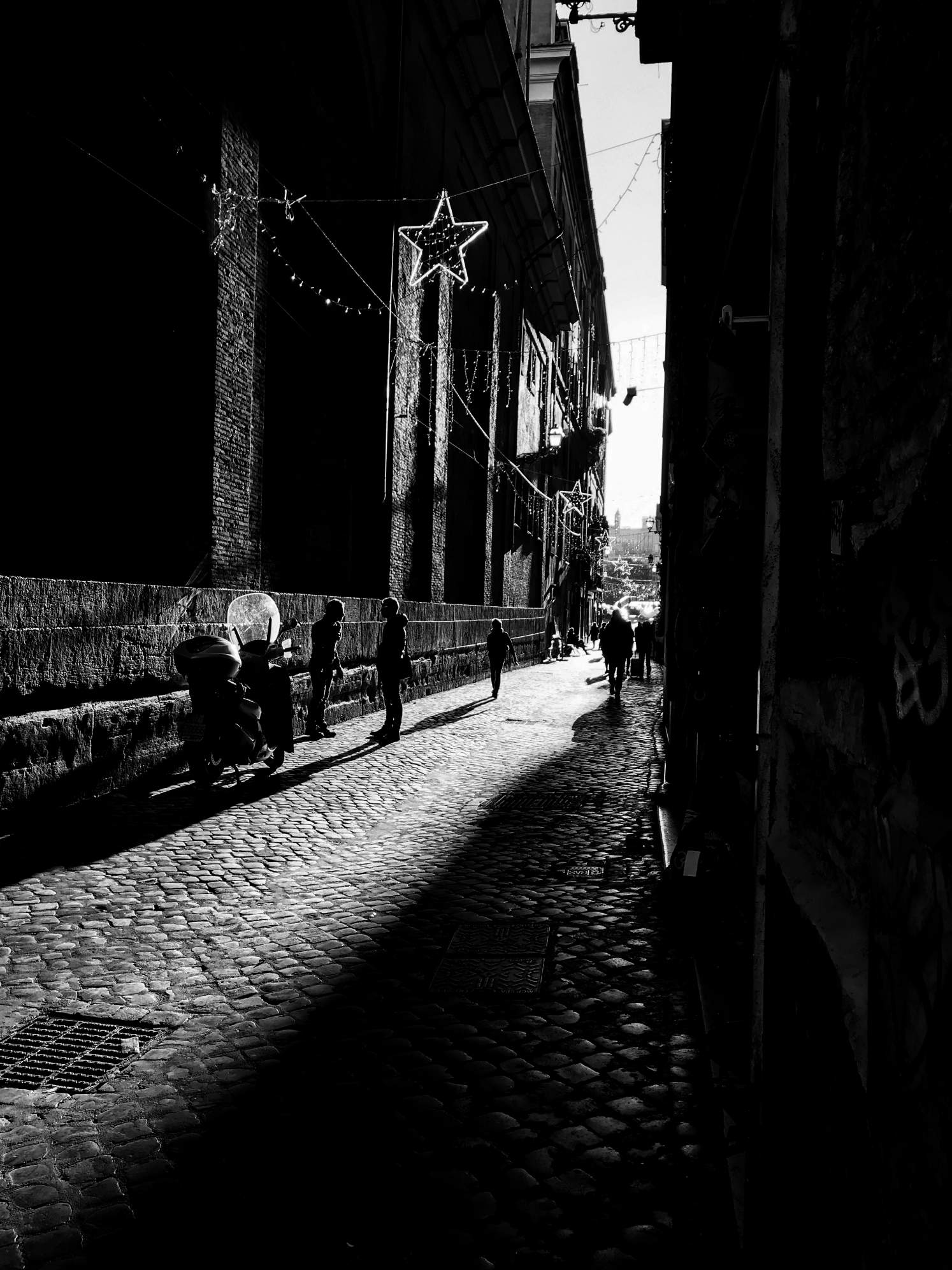 9 Tips For Capturing Incredible Shadows In Your iPhone Street Photos
