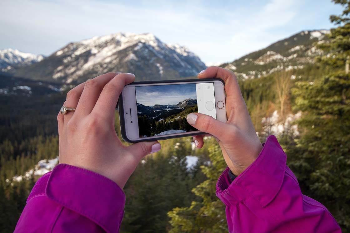 Приложение со смартфоном. Фотосъемка на телефон. Фотографирует на мобильный телефон. Мобильная фотография. Фотографирует на айфон.